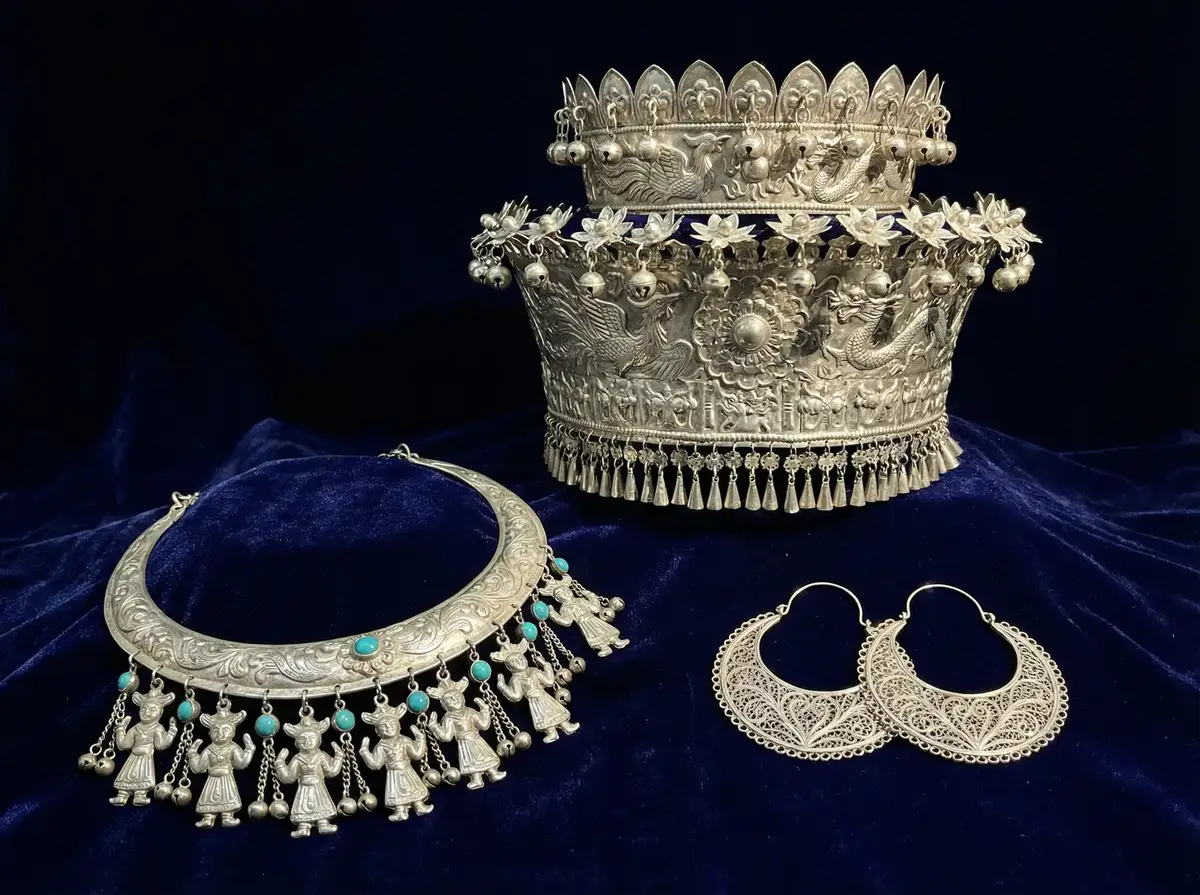 苗族银饰头冠项圈 - 少妇视频